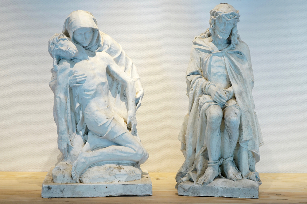 Two tall 75 cm plaster casts, one of a pieta and one of Christ on the cold stone, 19/20th C., Bruges