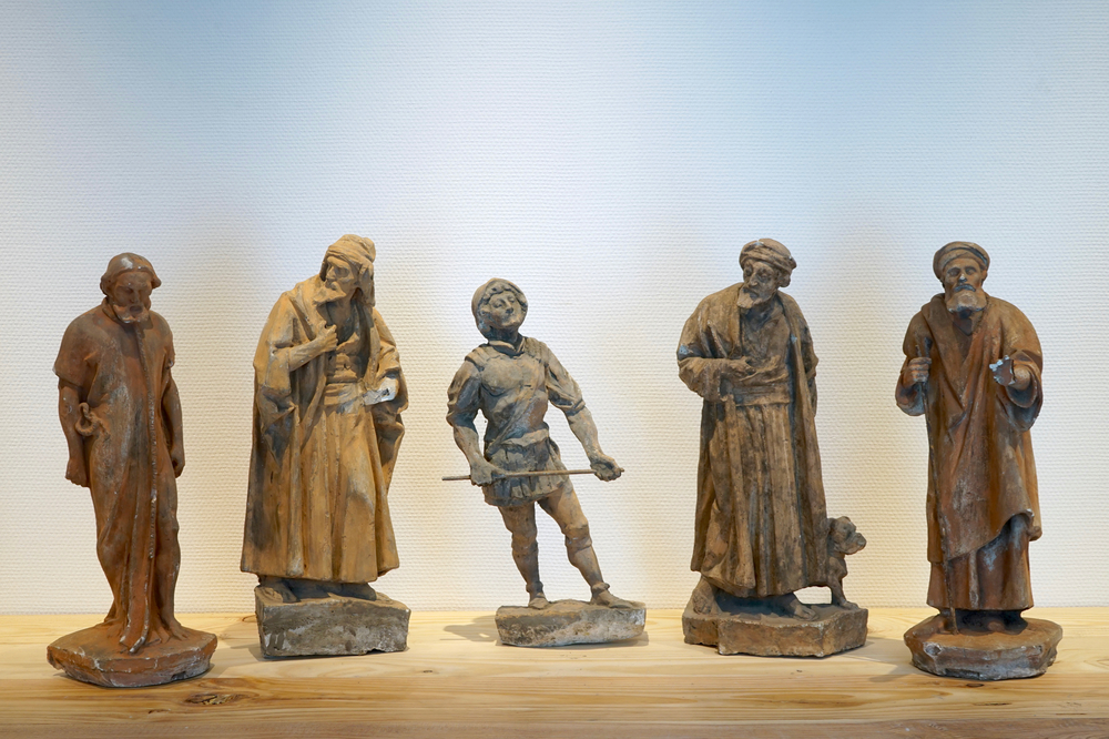 A set of five plaster figures from the retable of Caux, 19/20th C., Bruges