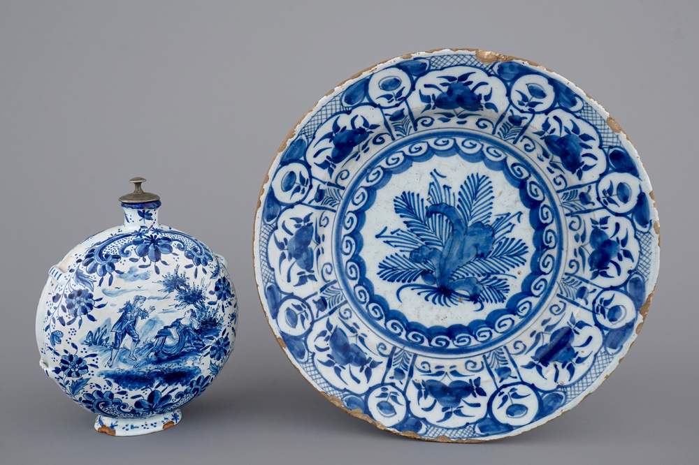 A Dutch Delft blue and white plate and gourd flask, 18/19th C.