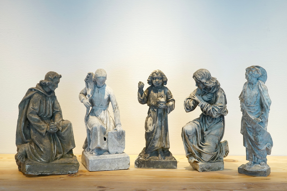 Een set van vijf plaasteren religieuze figuren, 19/20e eeuw, Brugge