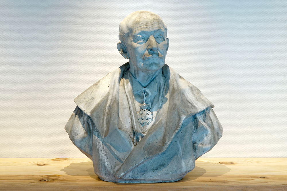 A plaster cast of a bust of an officer in the Order of Leopold, 19/20th C., Bruges