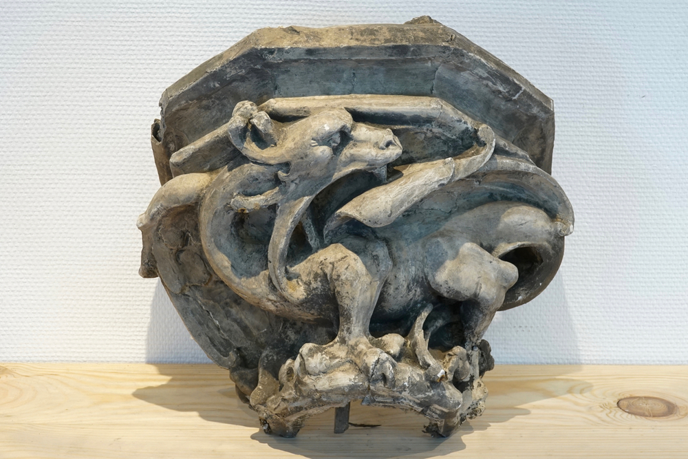 Een plaasteren wandconsole gedecoreerd met een mythologisch gevleugeld dier, 19/20e eeuw, Brugge
