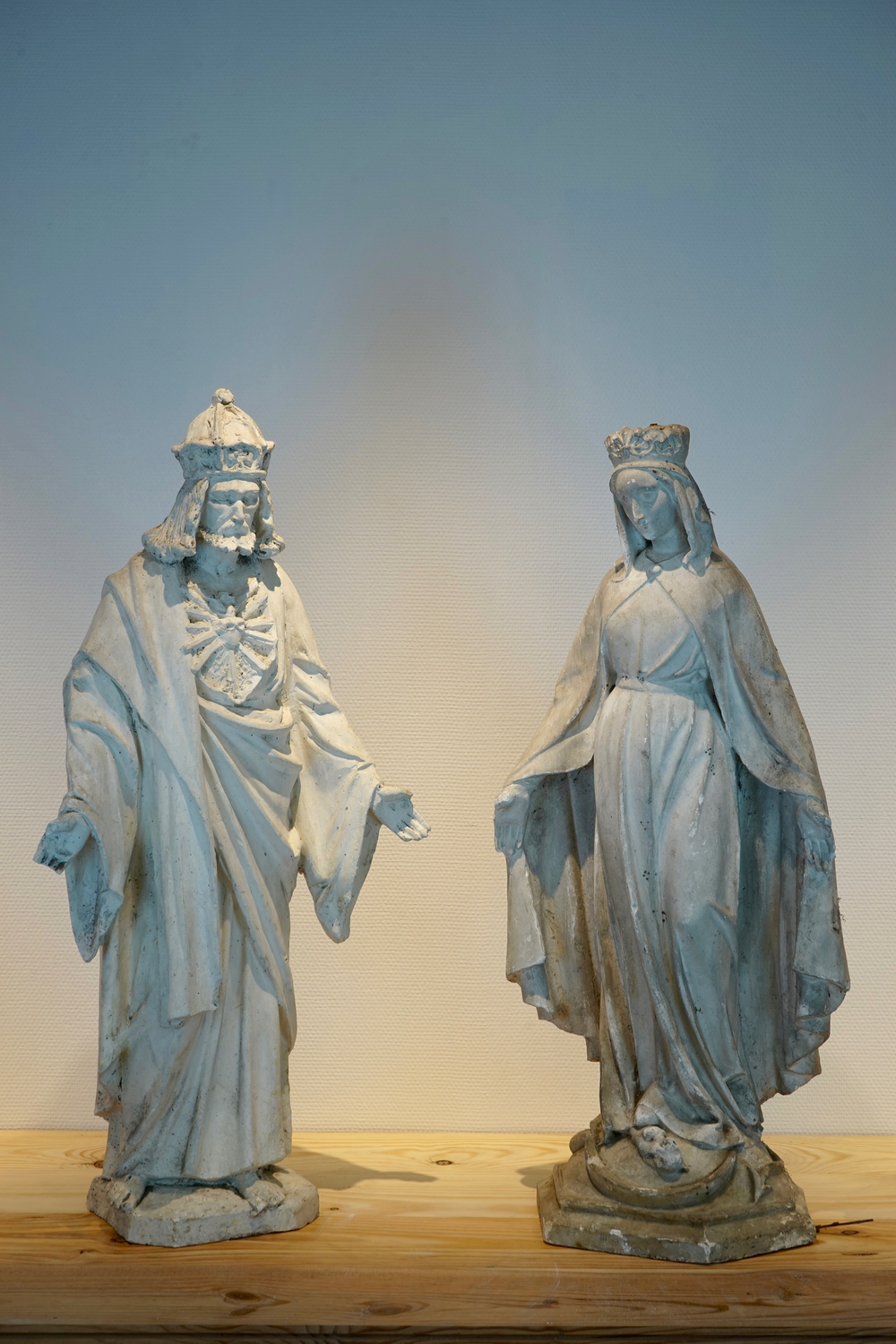 Een set van twee plaasteren religieuze figuren, 19/20e eeuw, Brugge