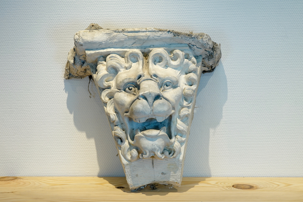 A large plaster console with lion's head, 19/20th C., Bruges
