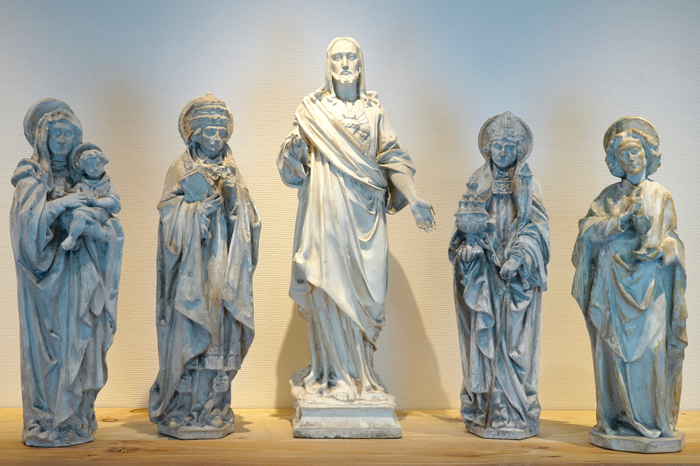 Een set van vijf grote plaasteren religieuze figuren, 19/20e eeuw, Brugge