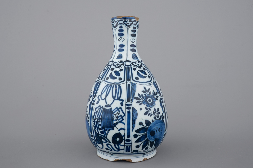 A good Dutch Delft blue and white chinoiserie Wan-Li bottle vase,  17th C.