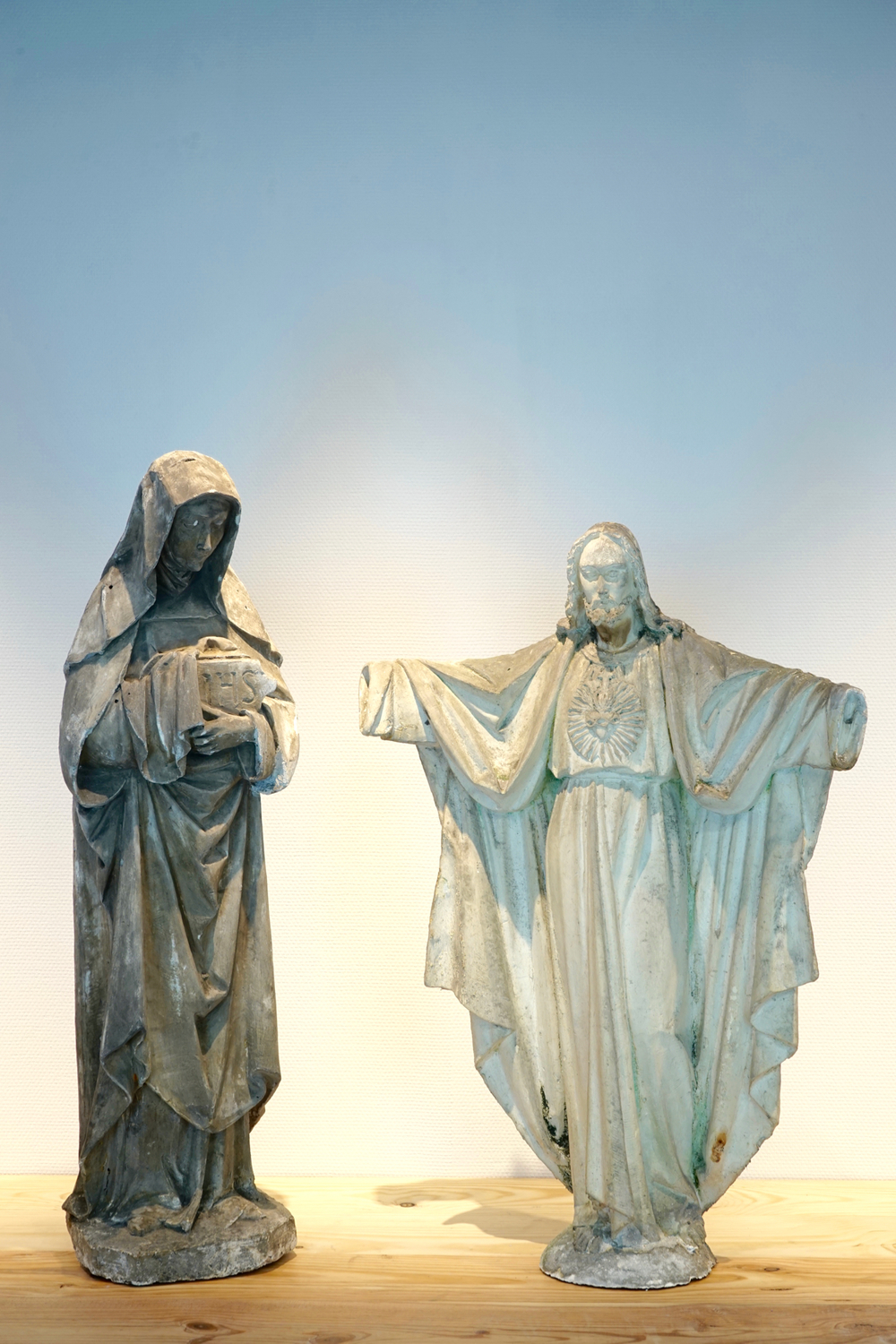 Een set van twee plaasteren figuren, &eacute;&eacute;n vrouwelijke heilige en &eacute;&eacute;n Christus, 19/20e eeuw, Brugge