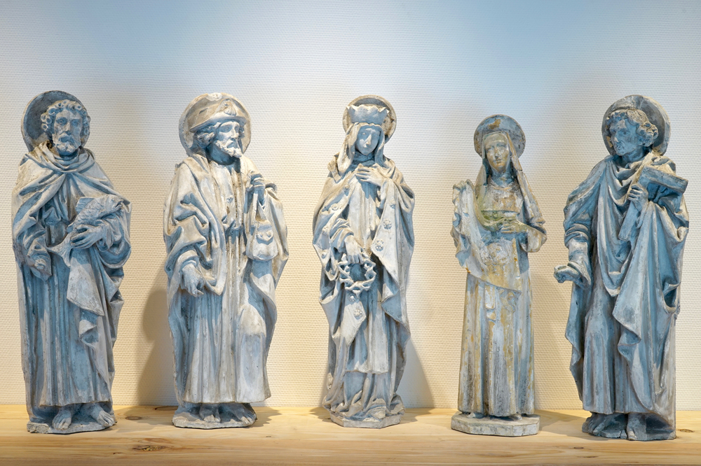 Een set van vijf grote plaasteren religieuze figuren, 19/20e eeuw, Brugge