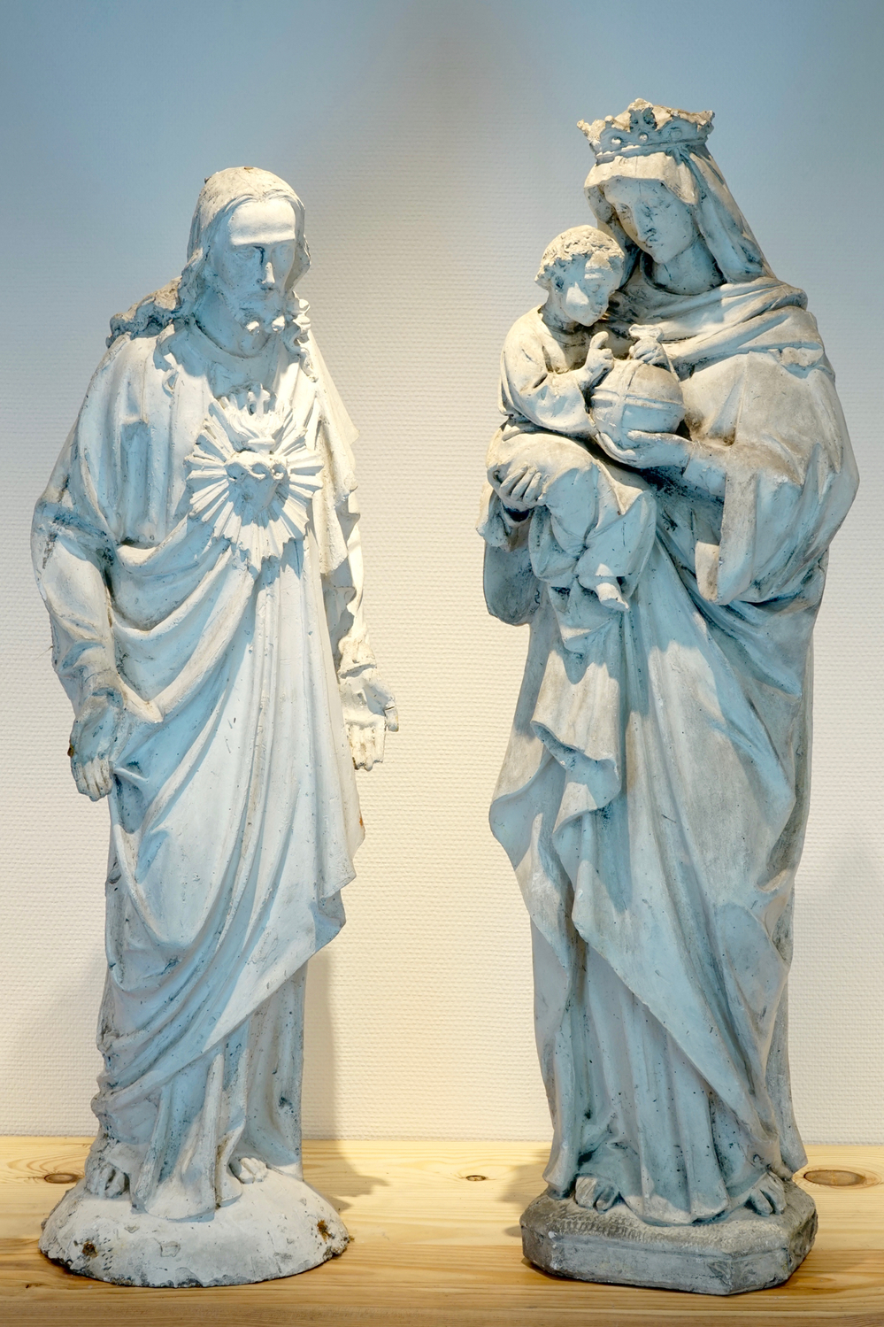 A set of two 100 cm plaster casts Mary with Child and Christ with the sacred heart, 19/20th C., Bruges