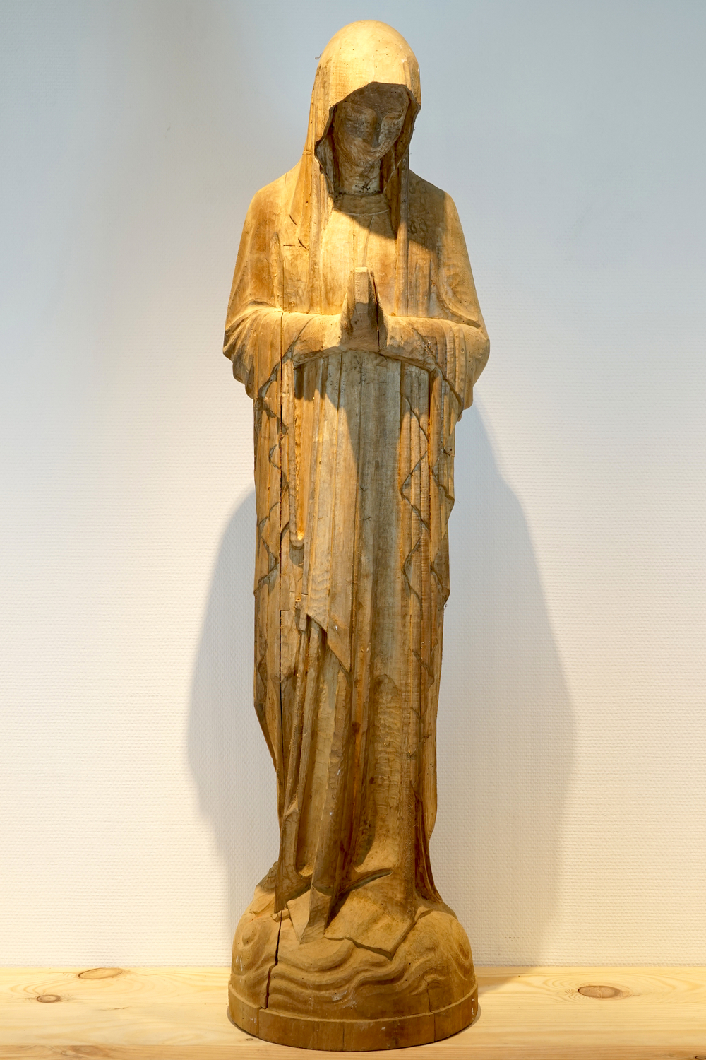 Een gestoken houten figuur van Maria in art-decostijl, 20e eeuw, Brugge