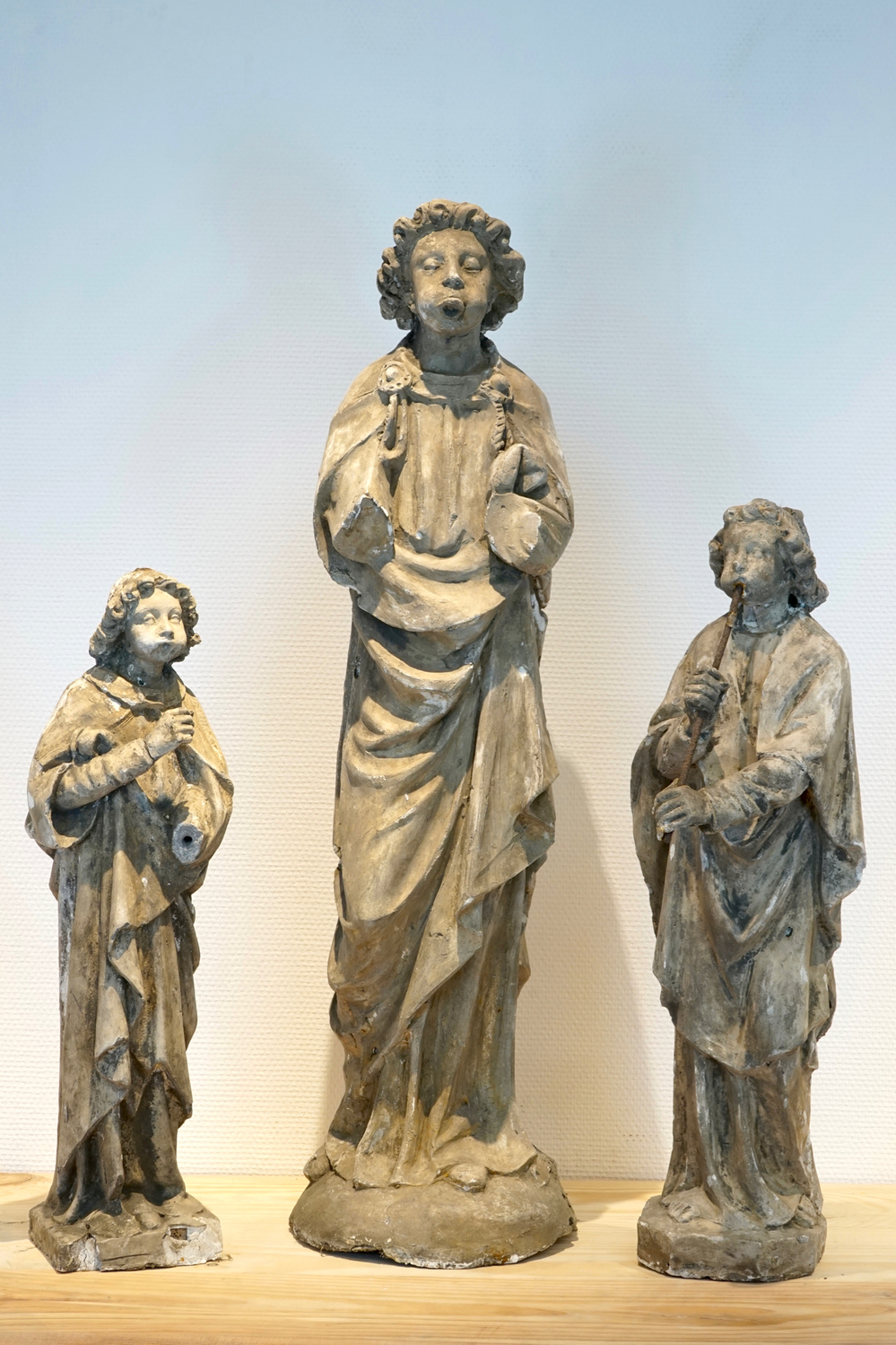 Een set van drie plaasteren bazuinende engelen, 19/20e eeuw, Brugge