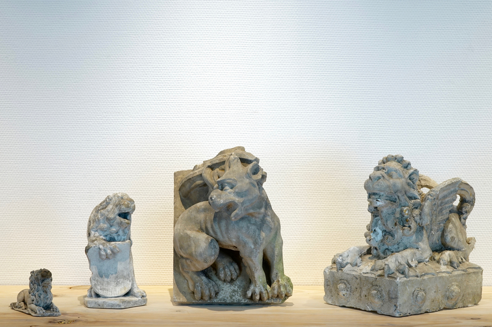Een set van vier plaasteren leeuwen, 19/20e eeuw, Brugge