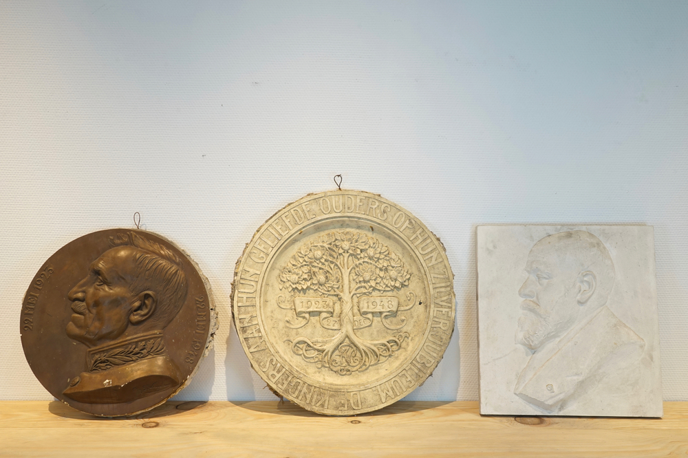 Een set van zes plaasteren souvenir medaillons, 19/20e eeuw, Brugge