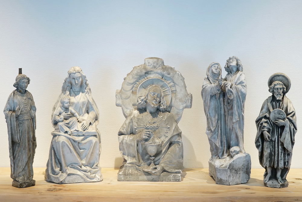 Een set van vijf plaasteren religieuze figuren, 19/20e eeuw, Brugge