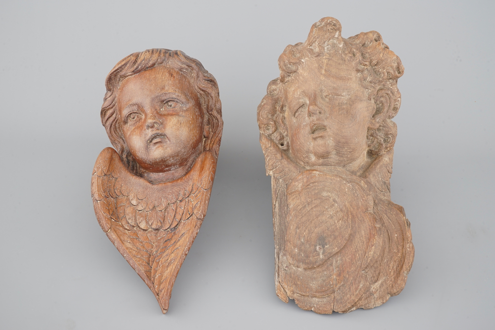 Twee gesculpteerde houten engelenkoppen, 18e eeuw