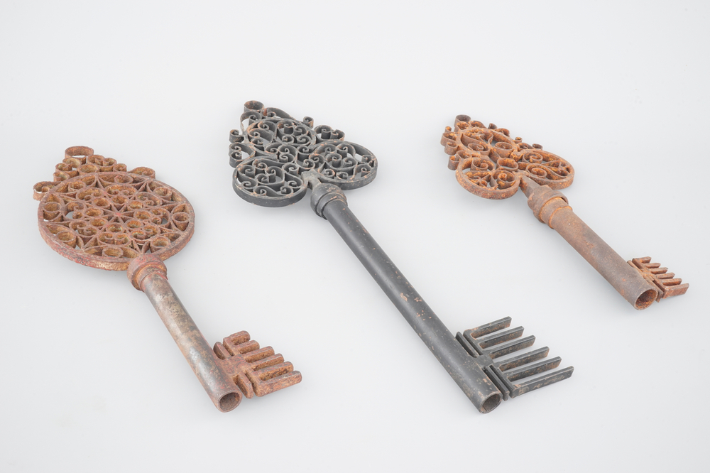 A set of 3 very large cast iron keys, shop signs, 19/20th C.