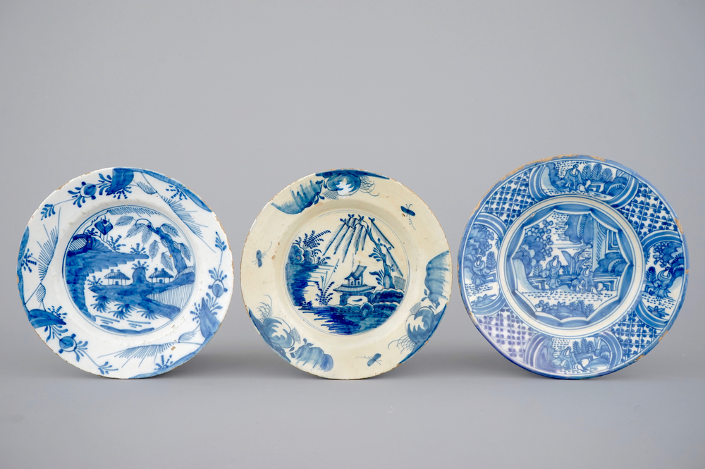 A set of 3 Dutch Delft blue and white plates, 17/18th C.