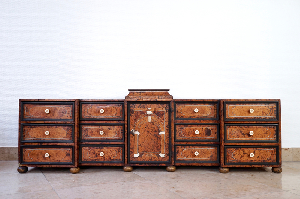 An elongated cabinet of drawers in burl veneer, Liege, 17/18th C.