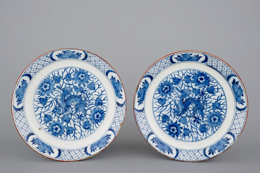 Une paire de plats en Delft bleu et blanc aux d&eacute;cors de dragons en chinoiserie, 18&egrave;me si&egrave;cle