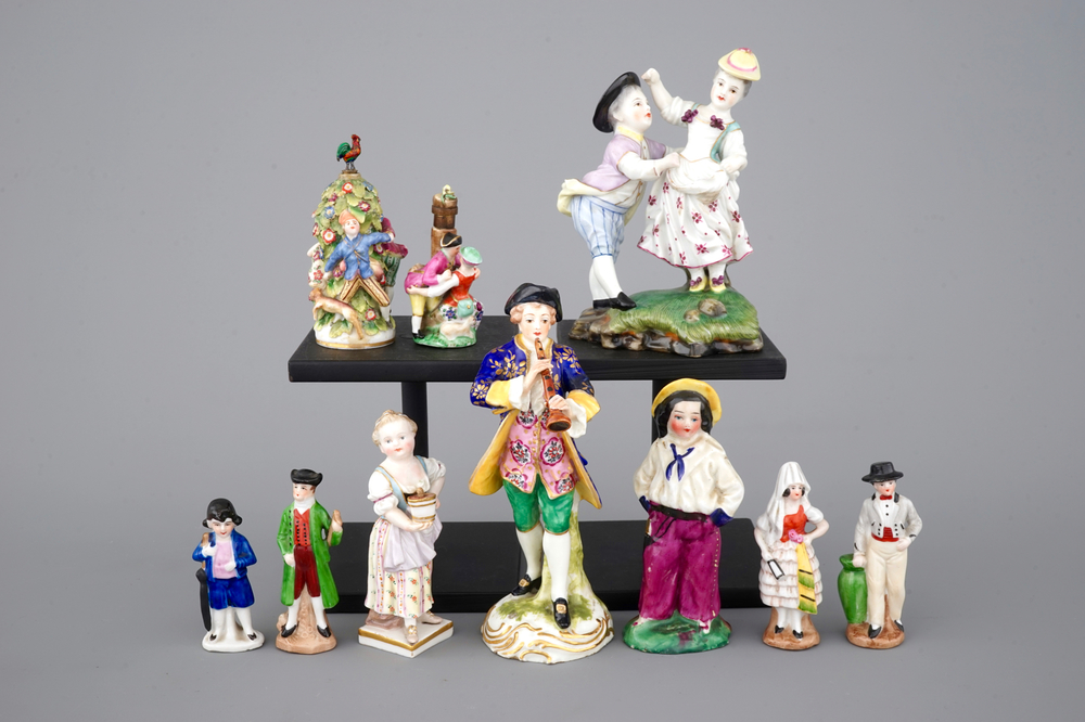 A fine collection of 10 porcelain and biscuit figurines and snuff bottles, 19th C.