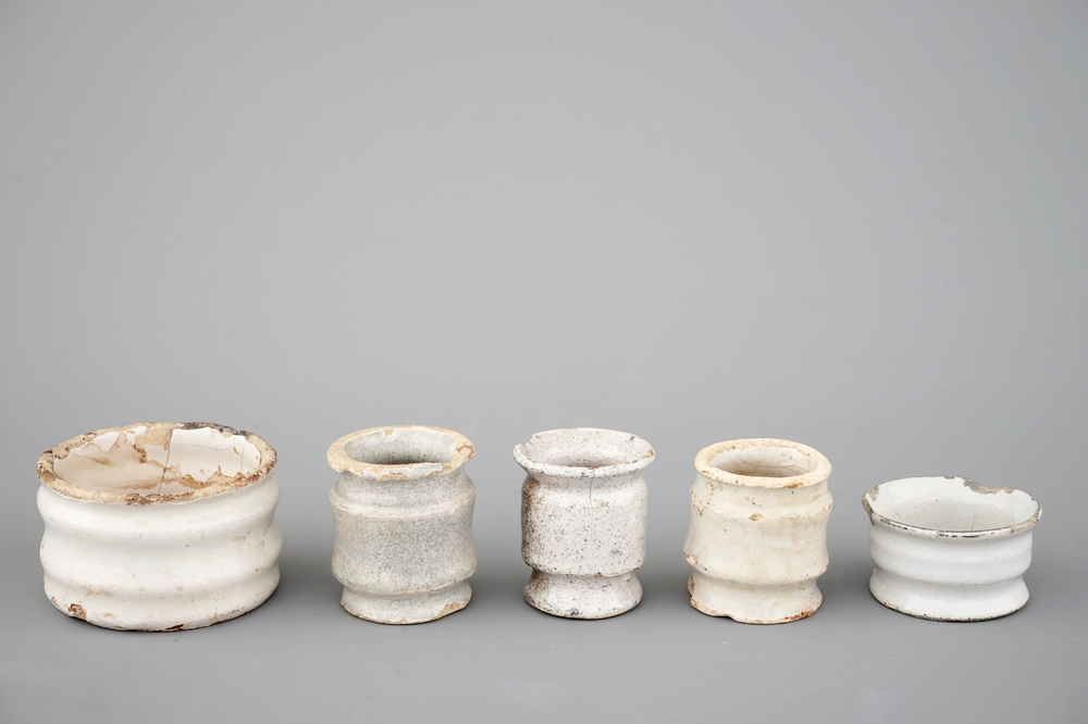 A set of 5 white Dutch Delft ointment jars and albarello, 17/18th C.