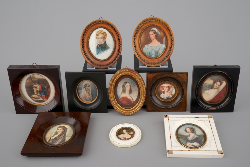 Een collectie van 10 geschilderde miniaturen op ivoor, 19/20e eeuw