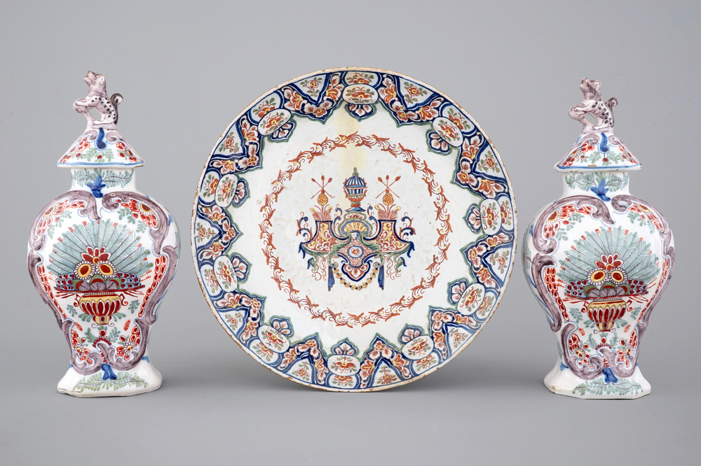 Une paire de vases en fa&iuml;ence de Delft polychrome et un plat, 18/19&egrave;me si&egrave;cle