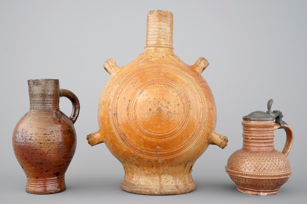 A lot of 3 saltglazed stoneware jugs incl. a Raeren pilgrim's flask or gourd, 17th and 19th C.