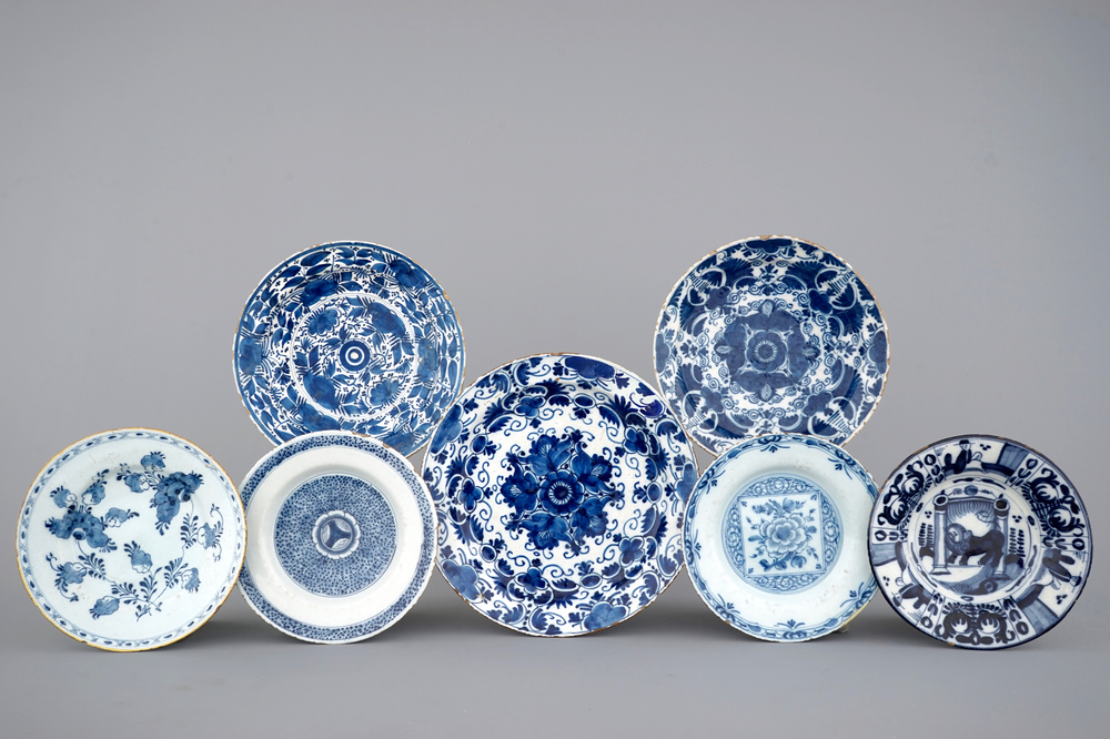 Een lot van zeven blauw-witte Delftse borden, 18e eeuw