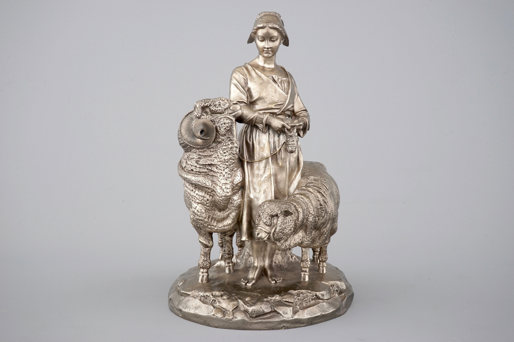 Een verzilverde bronzen groep van een meisje met een schaap en een ram, Christofle et Cie., 19e eeuw