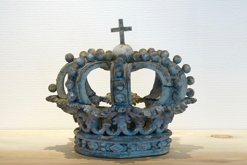 A sculpted wood crown, 19/20th C., Bruges