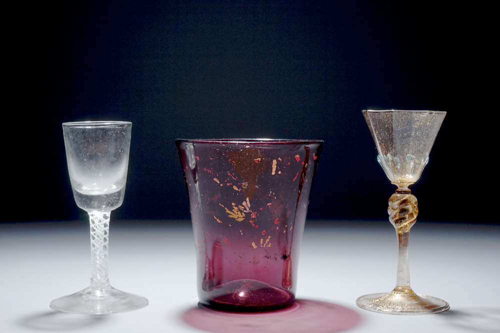 Un lot de 3 verres en verre colori&eacute;, 18&egrave;me si&egrave;cle