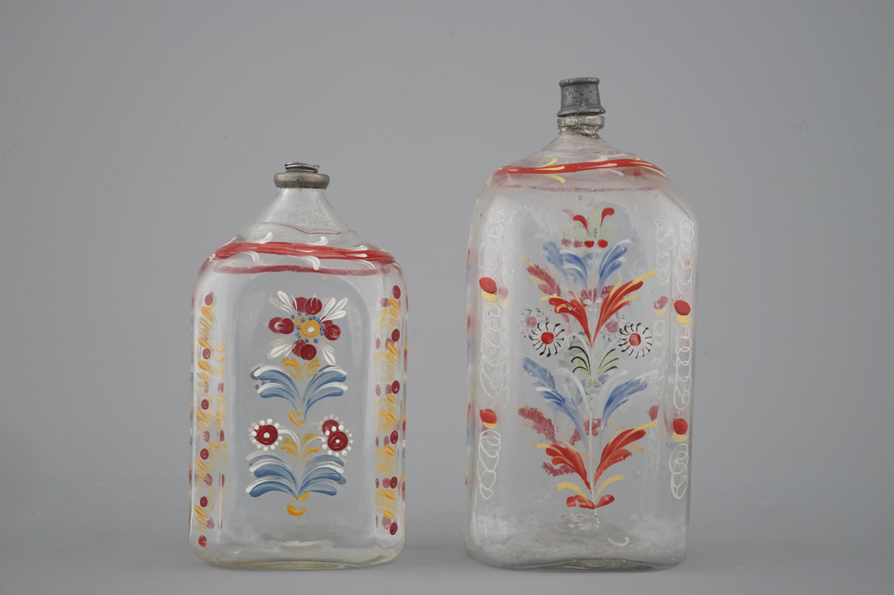 Twee Duitse beschilderde glazen flessen, 18e eeuw