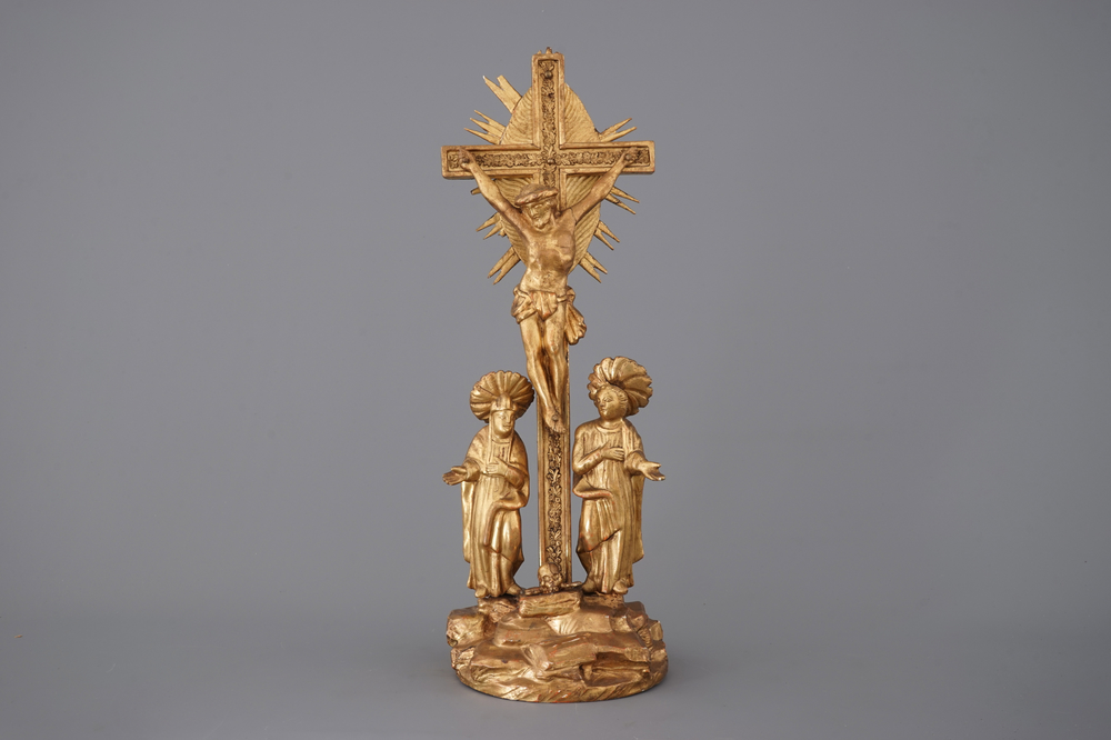 Een Indo-Portugese vergulde calvarie met crucifix, 18/19e eeuw