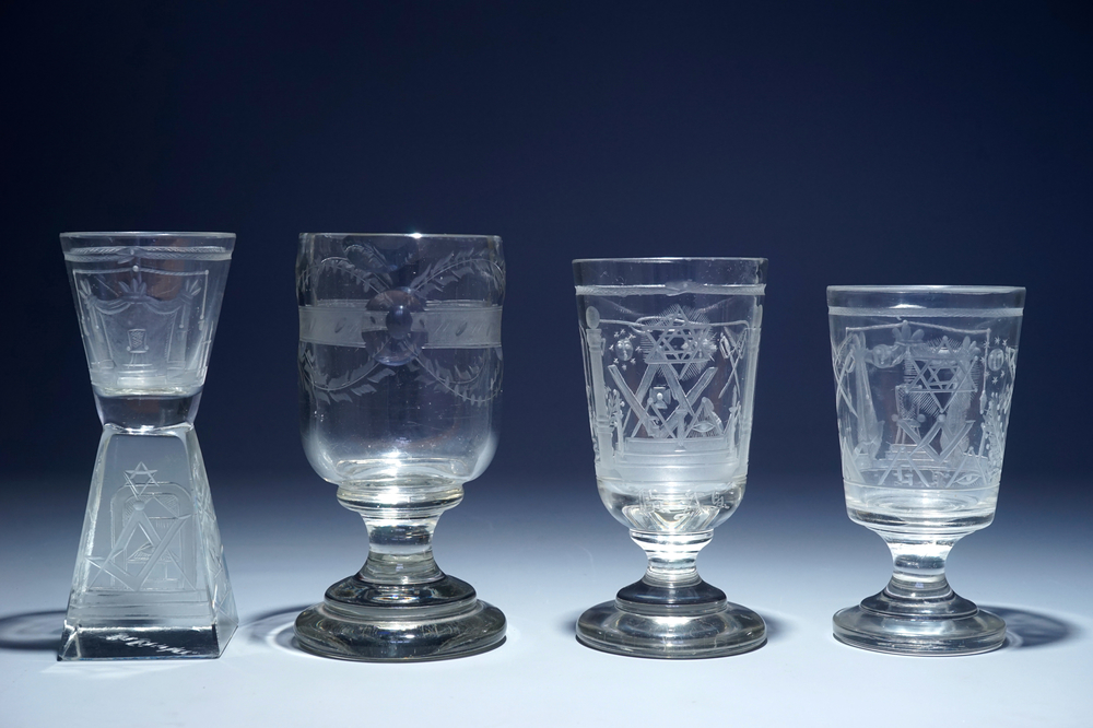 Een lot van 4 gegraveerde ma&ccedil;onnieke glazen (vrijmetselarij), 20e eeuw