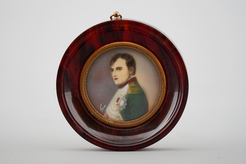 Napoleon, een miniatuur portret op ivoor in imitatie schildpad kader, 19e eeuw