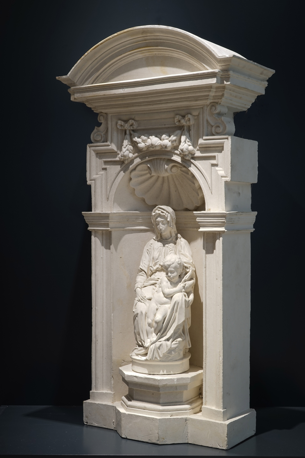 A plaster cast of the Michelangelo Madonna, workshop De Wispelaere, Bruges, 1st half 20th C.