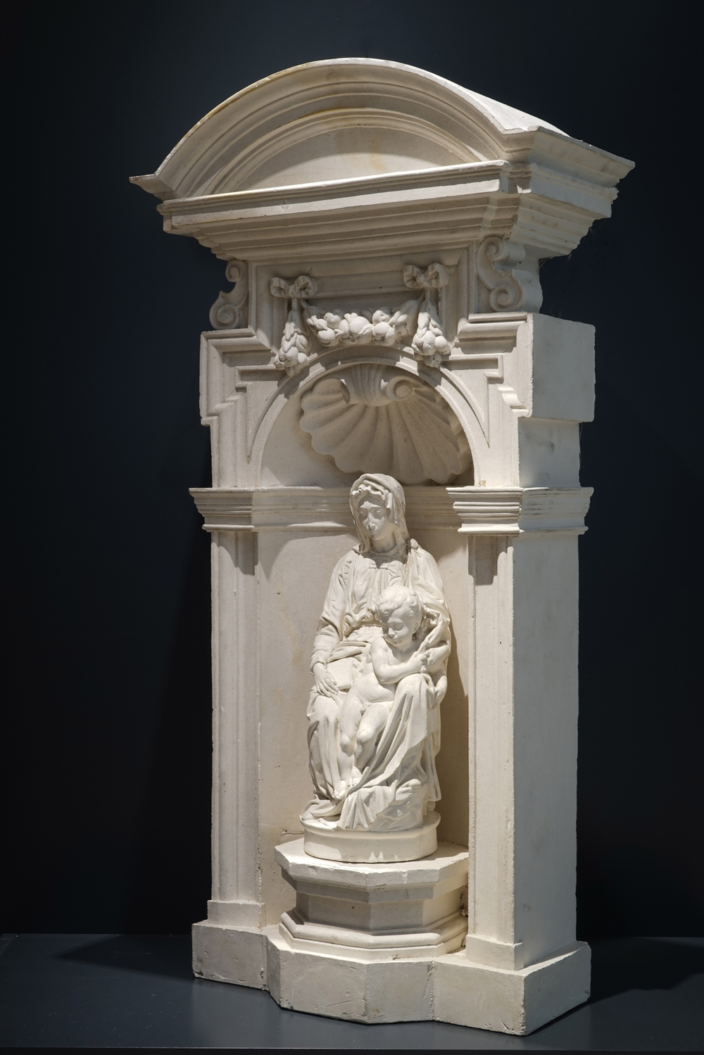 De Madonna van Michelangelo, kopie in plaaster, kunstatelier De Wispelaere, Brugge, 1e helft 20e