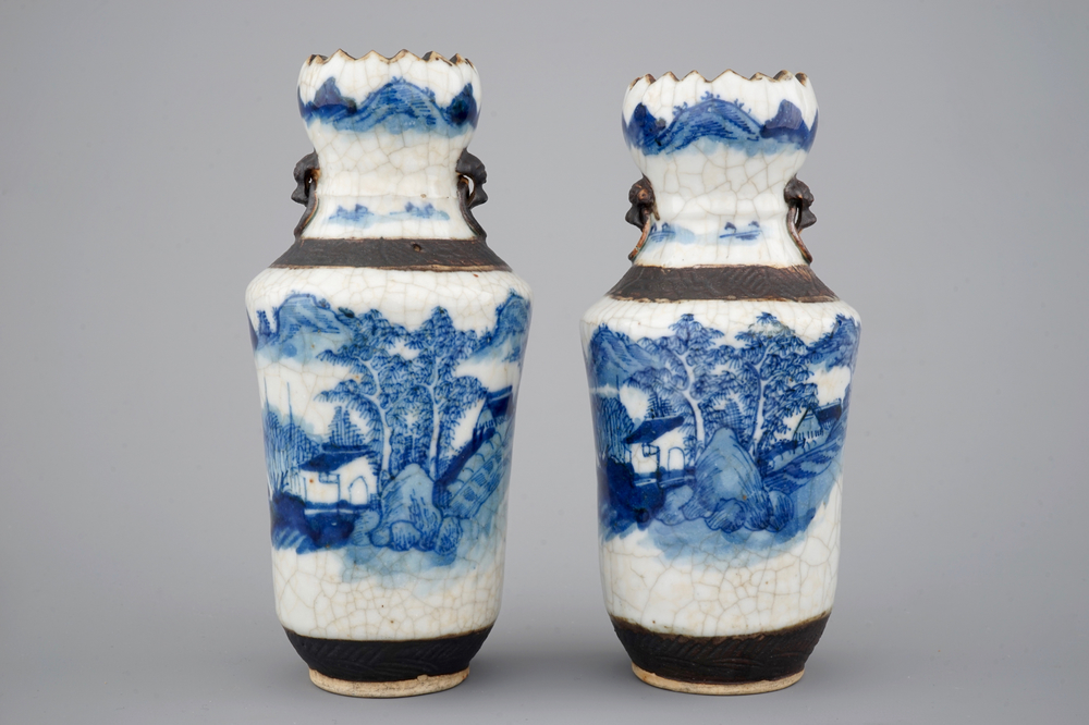 Een paar blauw-witte Chinese vaasjes met craquel&eacute; glazuur, 19e eeuw