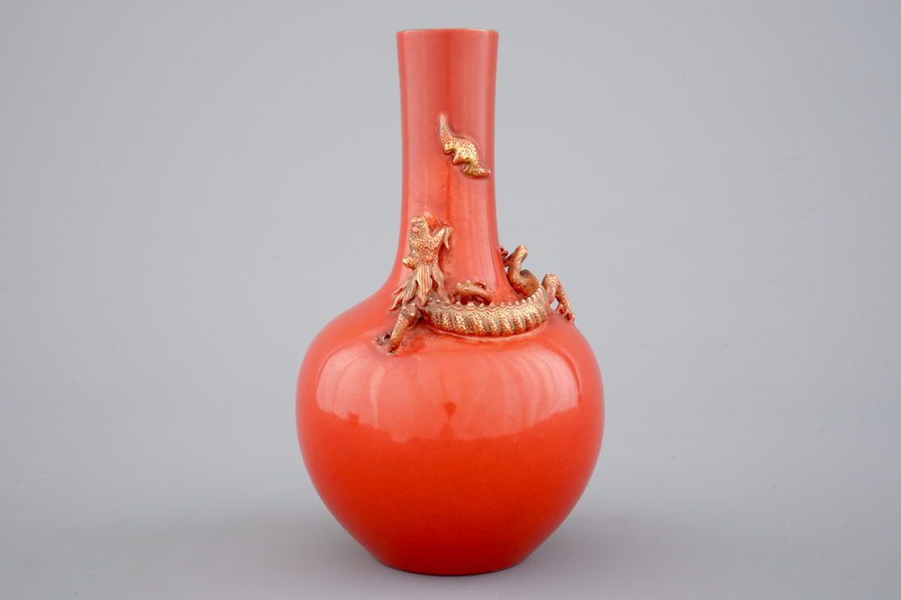 Un vase en porcelaine de Chine au fond rouge de corail, orn&eacute; d'un dragon, 19&egrave;me