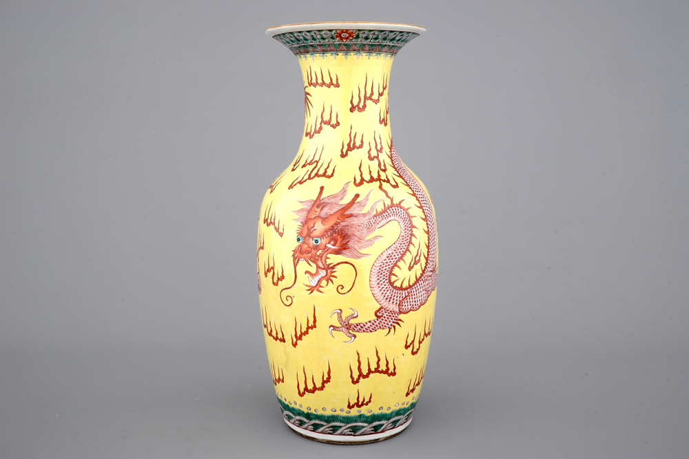 Un vase chinois au dragon sur un fond jaune, 19&egrave;me