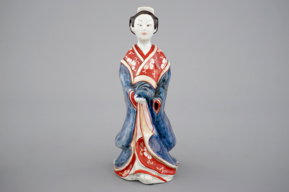 Une figure d'une bijin en porcelaine de Japon, 18&egrave;me