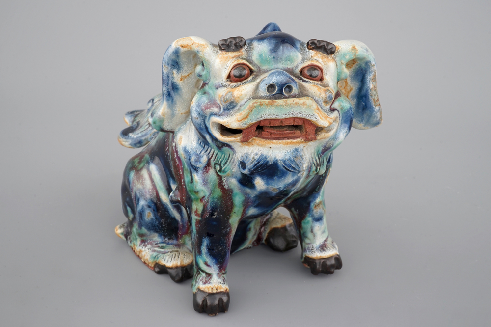 Een Chinese Shiwan aardewerken foo hond, 19/20e eeuw