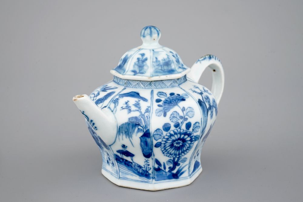 Een blauw-witte Chinees porseleinen theepot, Kangxi, ca. 1700