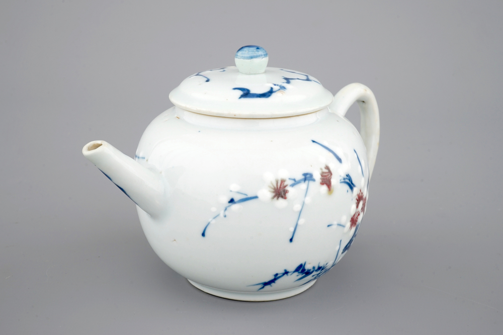 Een zeldzame blauw-witte en onderglazuur rood Chinees porseleinen theepot, Kangxi, ca. 1700