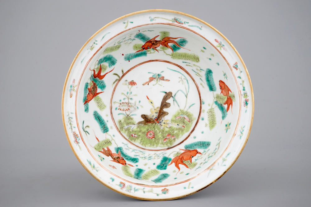 Een polychrome Chinees porseleinen kom met vlinders en goudvissen, 19e eeuw