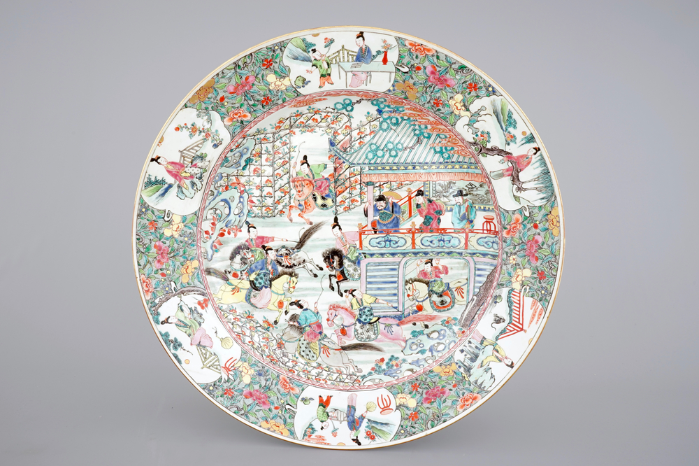 Un exceptionnel et tr&egrave;s grand plat famille rose au d&eacute;cor d'amazones sur chevaux, Yongzheng, 1722-1735