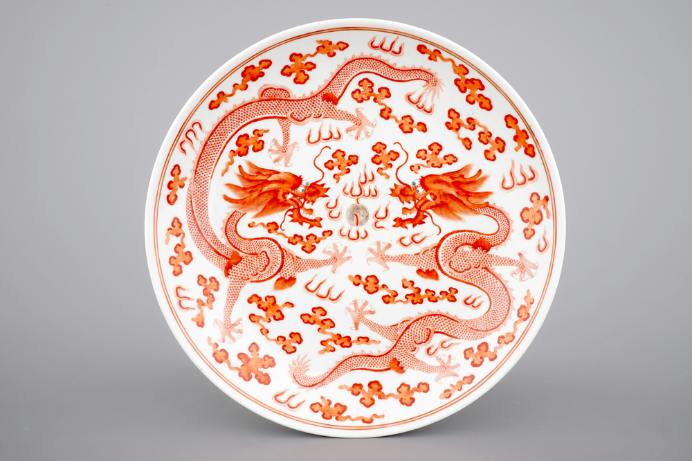 Un plat en rouge de fer et orange d&eacute;cor&eacute; de dragons, marque de Guangxu et prob. d'&eacute;poque