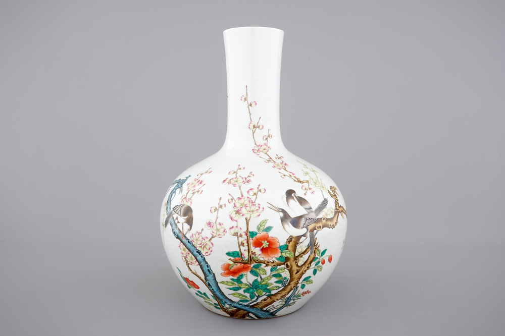 Een polychrome Chinese flesvormige vaas met decor van vogels tussen bloesems, 19e