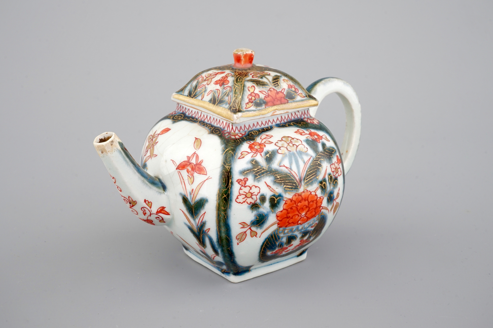 Une th&eacute;i&egrave;re carr&eacute;e en porcelaine de Japon, Imari, 17/18&egrave;me